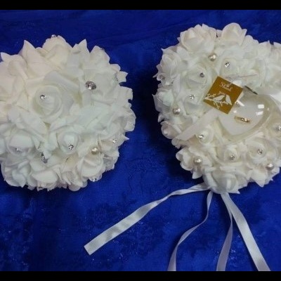 Dois arranjos florais brancos com pérolas em tecido azul