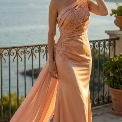 Vestido longo salmão um ombro só com bordado e drapeado na parte superior, mulher em varanda vista mar