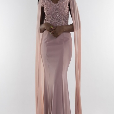 Vestido longo rosa claro com corpete bordado e mangas transparentes fluídas