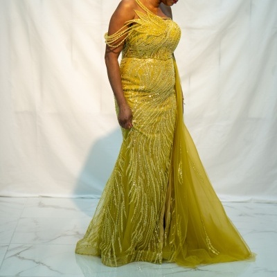 Vestido amarelo de cerimónia com lantejoulas e franjas no ombro