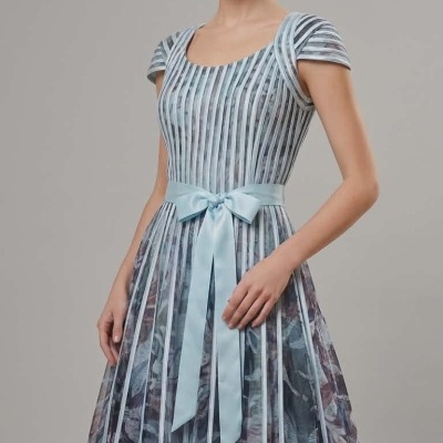 Vestido midi floral azul com cinto de cetim