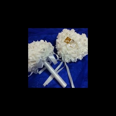 Dois bouquets decorativos de noiva em formato de coração com rosas brancas e pérolas, sobre fundo azul.