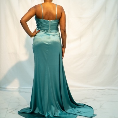 Vestido comprido verde-azulado acetinado com alças finas visto de costas