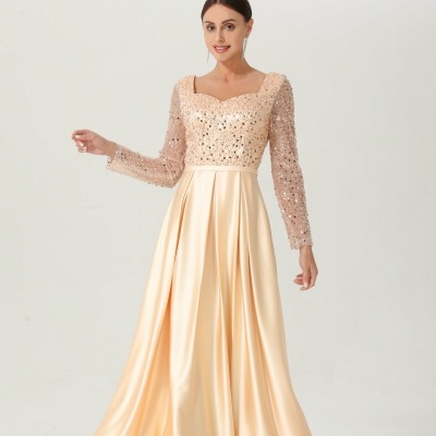 Vestido comprido champanhe com lantejoulas e saia acetinada