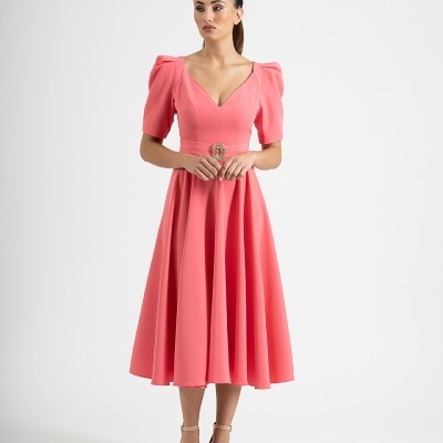 Vestido midi rosa com cinto decorativo e mangas curtas