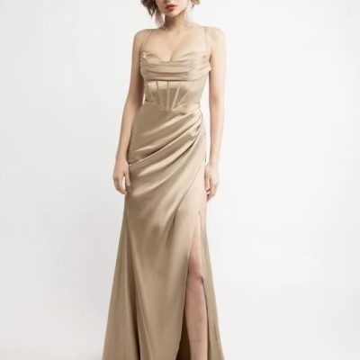Vestido longo beige acetinado com racha lateral