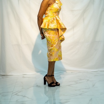 Vestido amarelo floral ombro único com babados, sapatos pretos salto alto