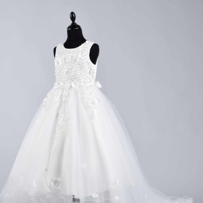 Vestido branco para menina com corpete em renda e saia em tule com flores