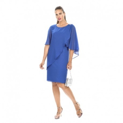 Mulher vestindo vestido azul com mangas assimétricas e sandálias, sobre fundo branco