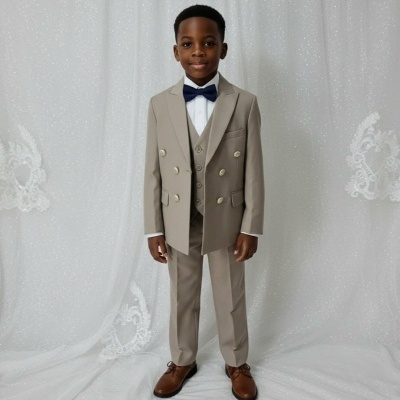 Rapaz com fato bege e gravata borboleta azul em fundo branco