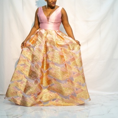 Vestido de festa longo rosa e dourado com parte superior acetinada e saia ampla metálica