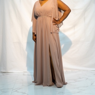 Vestido comprido feminino nude com tecido fluido e decote em V.