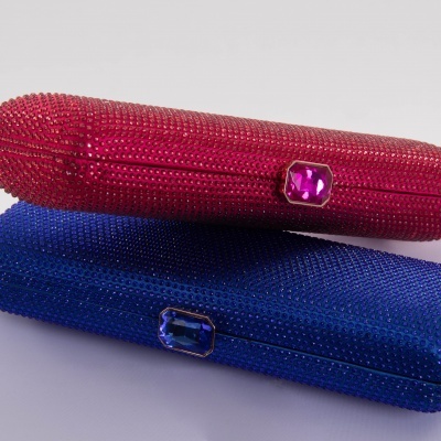 Dois porta-óculos brilhantes, um vermelho e um azul, com fechos de pedra colorida