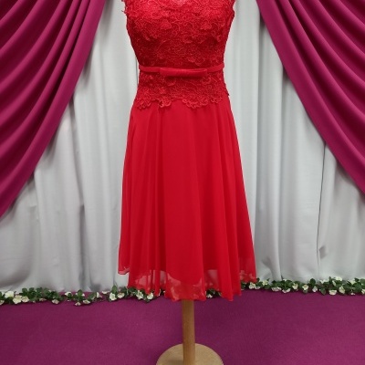 Vestido vermelho com renda floral e saia evasê