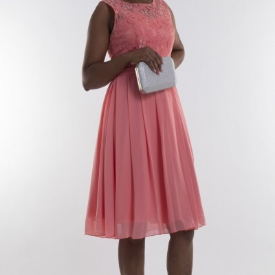 Vestido rosa midi com corpete de renda e saia plissada, clutch e sapatos prateados