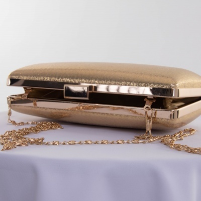Clutch dourada brilhante com corrente fina