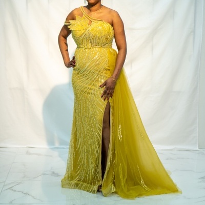 Vestido de festa amarelo brilhante com ombro assimétrico e fenda