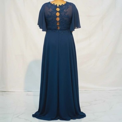 Vestido longo azul escuro com renda nas costas e mangas esvoaçantes