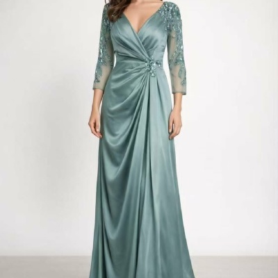 Vestido longo verde água com mangas 3/4 em tule bordado e detalhe drapeado na cintura