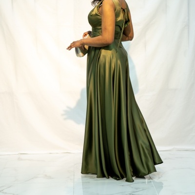 Vestido longo verde oliva acetinado com costas abertas