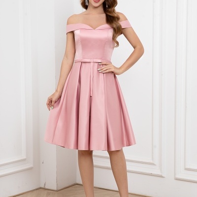 Vestido cor-de-rosa acetinado com decote ombro a ombro e saia rodada.