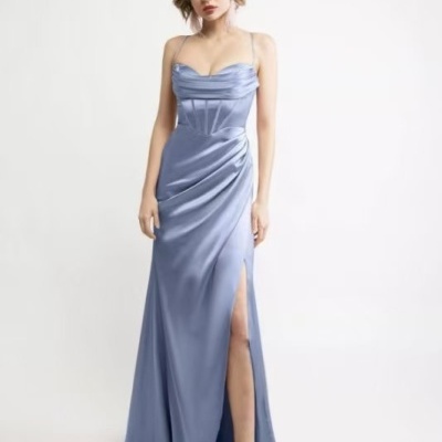 Vestido longo azul claro de cetim com alças finas e fenda lateral