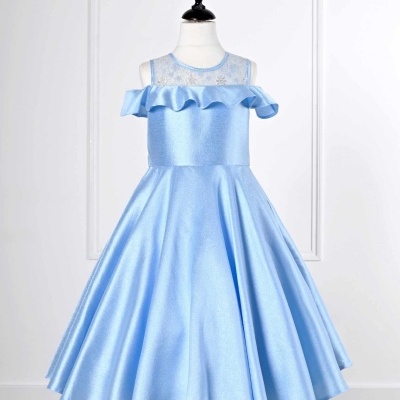 Vestido azul claro para criança com saia rodada e detalhes de renda