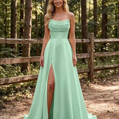 Vestido longo mint com corpete drapeado e renda, fenda frontal, cenário florestal com cerca de madeira