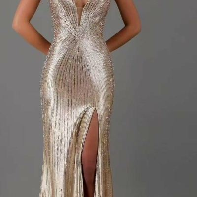 Vestido longo dourado com lantejoulas e fenda lateral