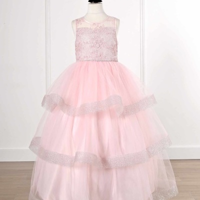 Vestido de festa rosa com corpete rendado e saia de tule em camadas num manequim