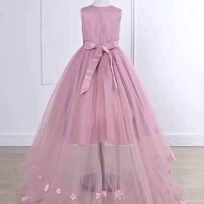 Vestido de festa rosa com saia longa em tule e flores, mostrado de costas