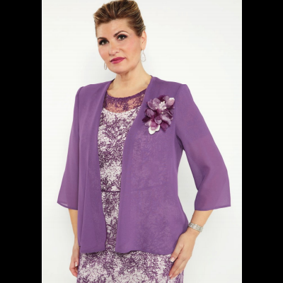Casaco lilás de mulher com manga 3/4 e flor decorativa combinado com vestido lilás estampado