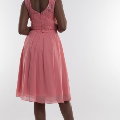 Vestido rosa com corpete rendado e saia transparente visto de costas