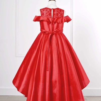 Vestido vermelho de festa para criança em manequim com corpete em renda e saia rodada