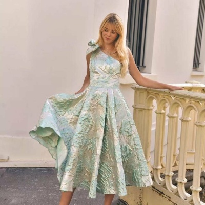 Vestido midi verde água texturizado com padrão floral e laço no ombro