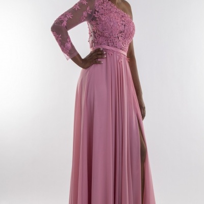 Vestido comprido rosa com renda floral e uma manga comprida em tule, com saia fluida e corte na perna.