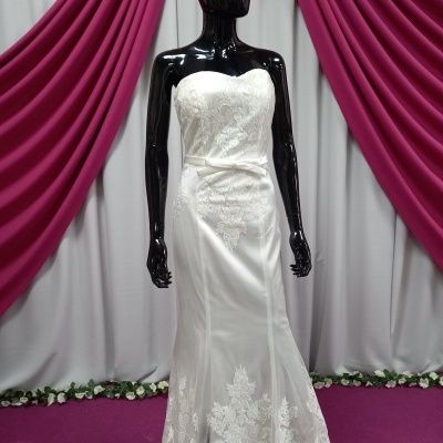Vestido de noiva branco com renda, em manequim preto, fundo vinho e branco