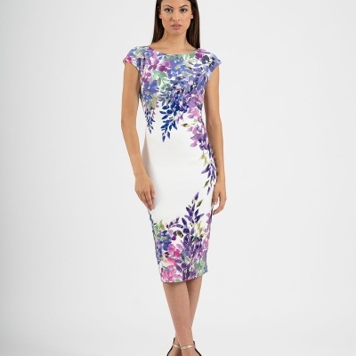 Vestido midi branco com flores coloridas e sandálias de salto