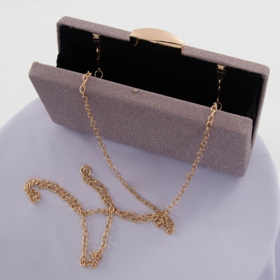 Mala retangular castanha brilhante com corrente dourada