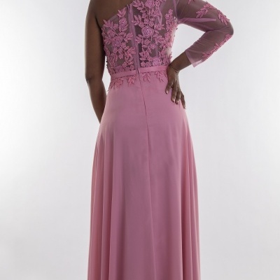 Vestido longo rosa com renda floral e um ombro só