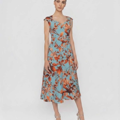 Vestido midi floral azul com cinto e sandálias prateadas