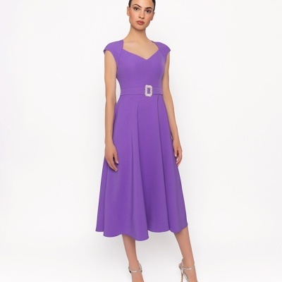 Vestido midi roxo com cinto e sandálias prateadas, modelo feminino em fundo branco.