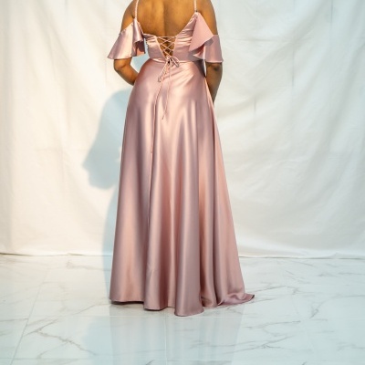 Vestido longo rosa acetinado com alças finas e costas cruzadas