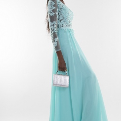 Vestido longo azul claro com corpo em renda floral e mangas transparentes