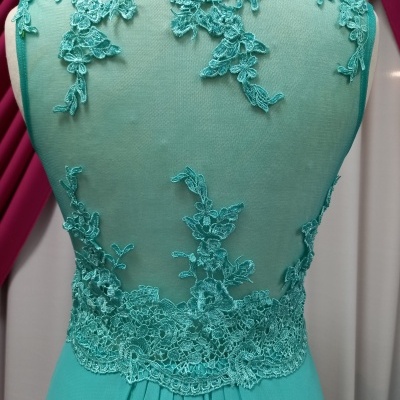 Vestido turquesa com costas em tule transparente e renda floral
