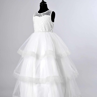 Vestido branco de cerimónia para menina com saia em camadas e corpete bordado