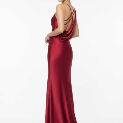 Vestido comprido vermelho de cetim com alças cruzadas nas costas.