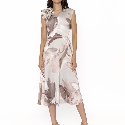 Vestido midi abstrato com flor no ombro e sandálias nude