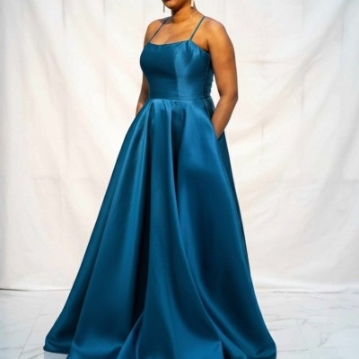 Vestido longo azul acetinado com alças finas e saia rodada