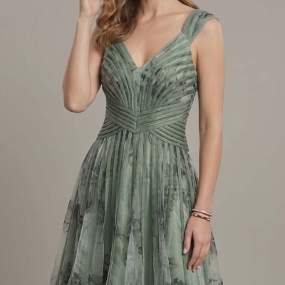 Vestido verde midi com estampa floral e decote em V